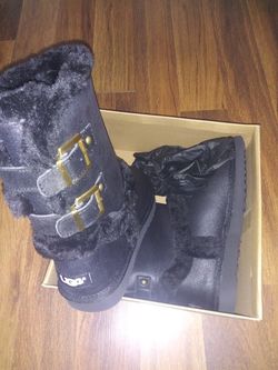 Sizes 7 and 8 womens uggs hmu brand new $80 each