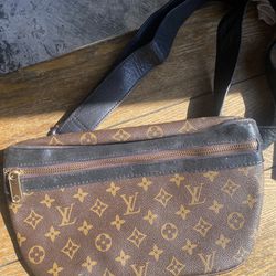 Louis Vuitton Fanny Pack for Sale in Modesto, CA - OfferUp