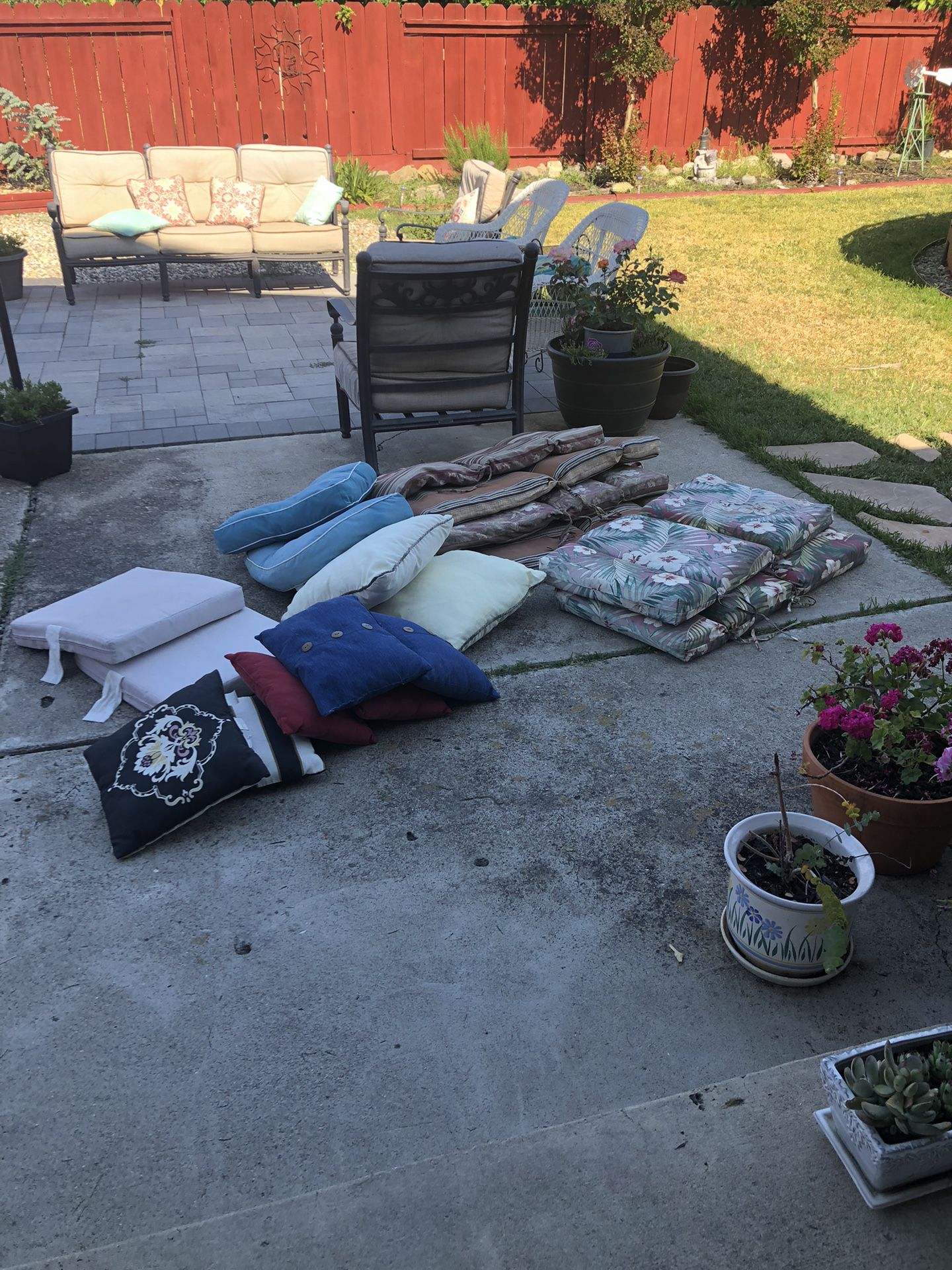 OUT DOOR CUSHIONS AND PILLOWS