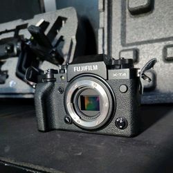 Fujifilm X-T4 Mirrorless Camera Bundle – 2 Lenses + Gimbal + Tripod