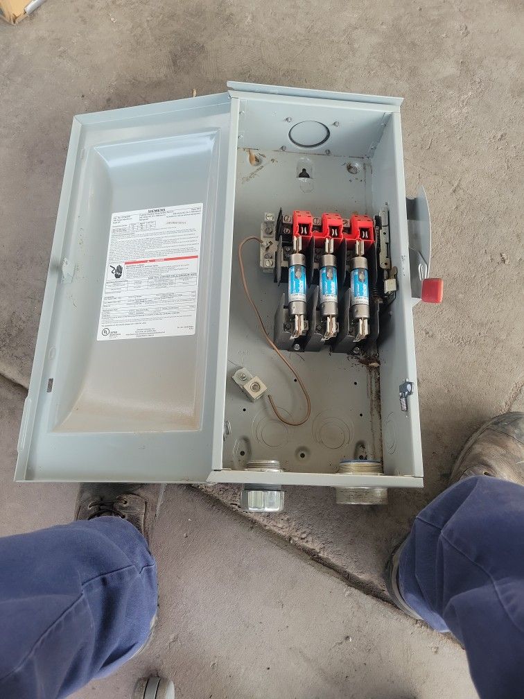 SIEMENS 100A DISCONNECT SAFETY SWITCH