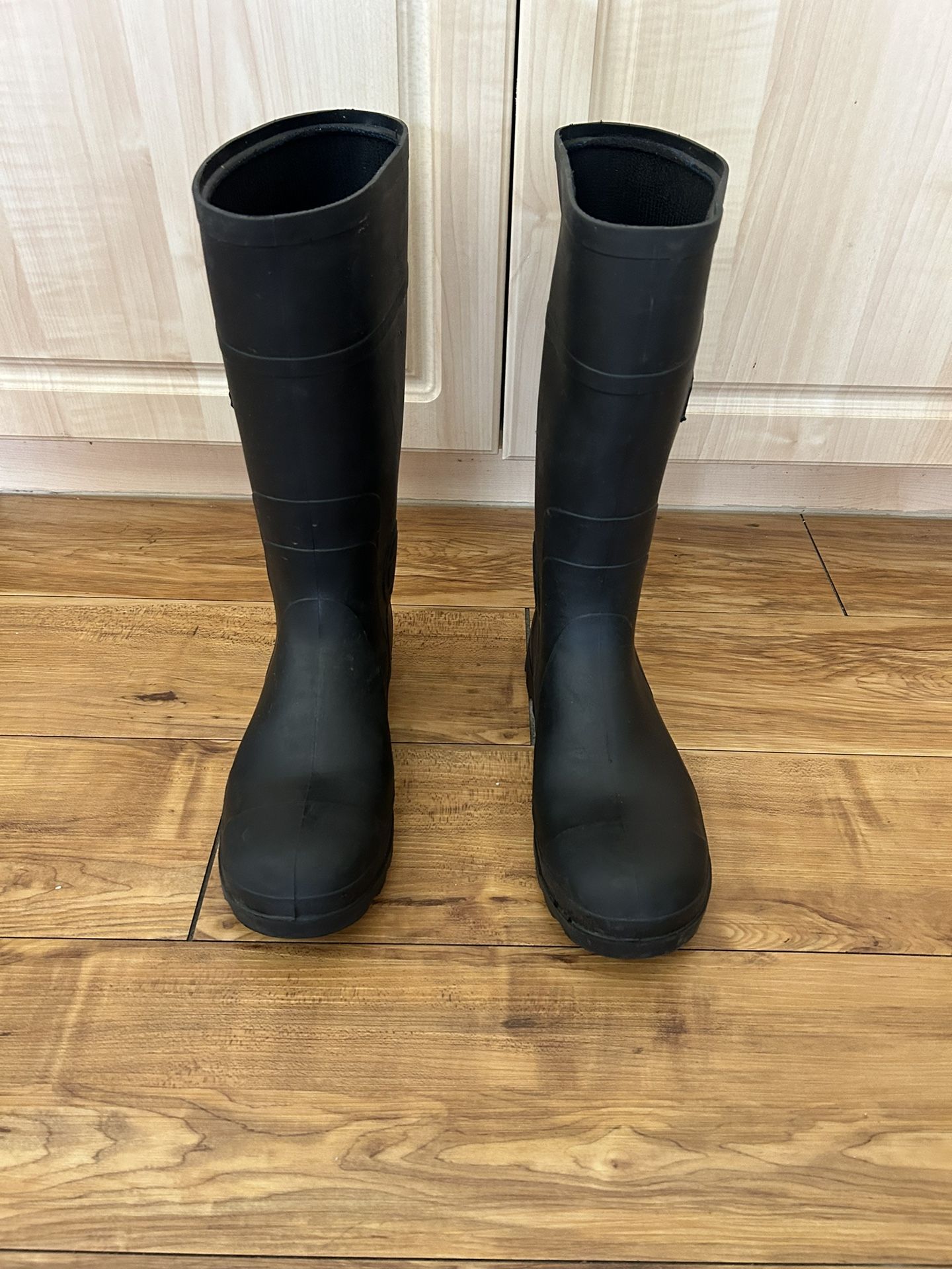 Non Slip Steel Toe Rubber Boots (size 8)
