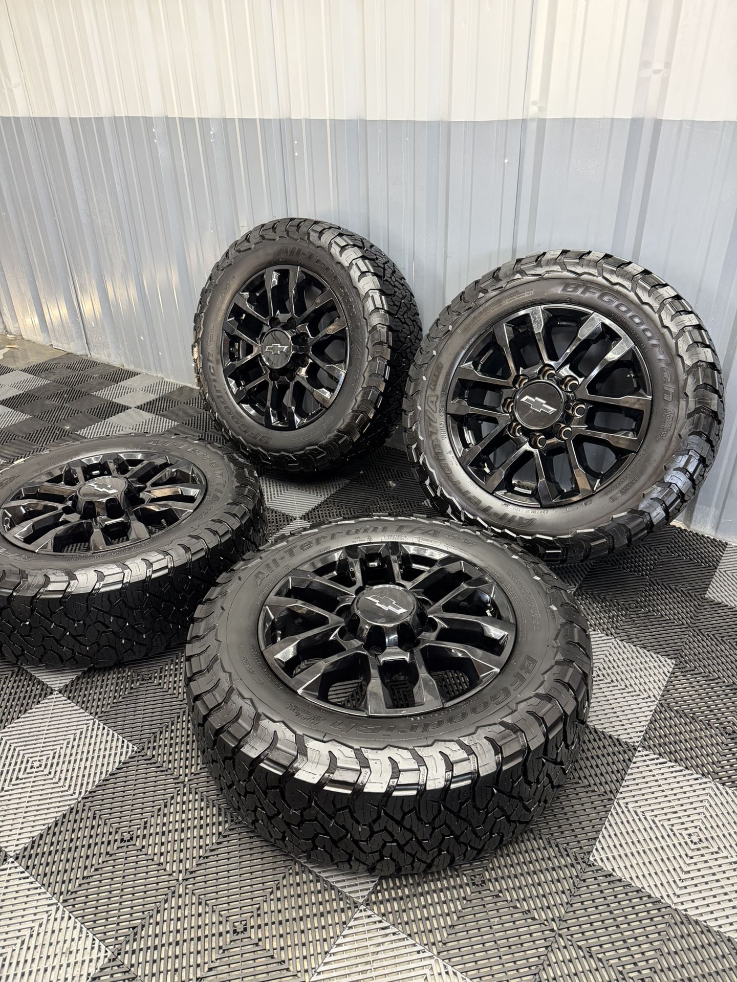 Brand new 2025 chevy 2500 Wheels and tires Ko3
