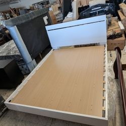 Brand New Floorsample Platform Queen Bed