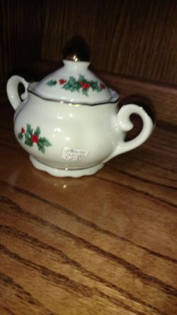 Lefton Hollyberry China sugar bowl with lid 1995