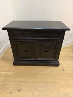 Vintage Stanley Furniture drop-leaf cabinet/server in excellent condition.