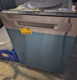 GE STAINLESS STEEL DISHWASHER WITH INTERIOR STAINLESS STEEL TOO AND 3 RACKS....NEW....$ 380