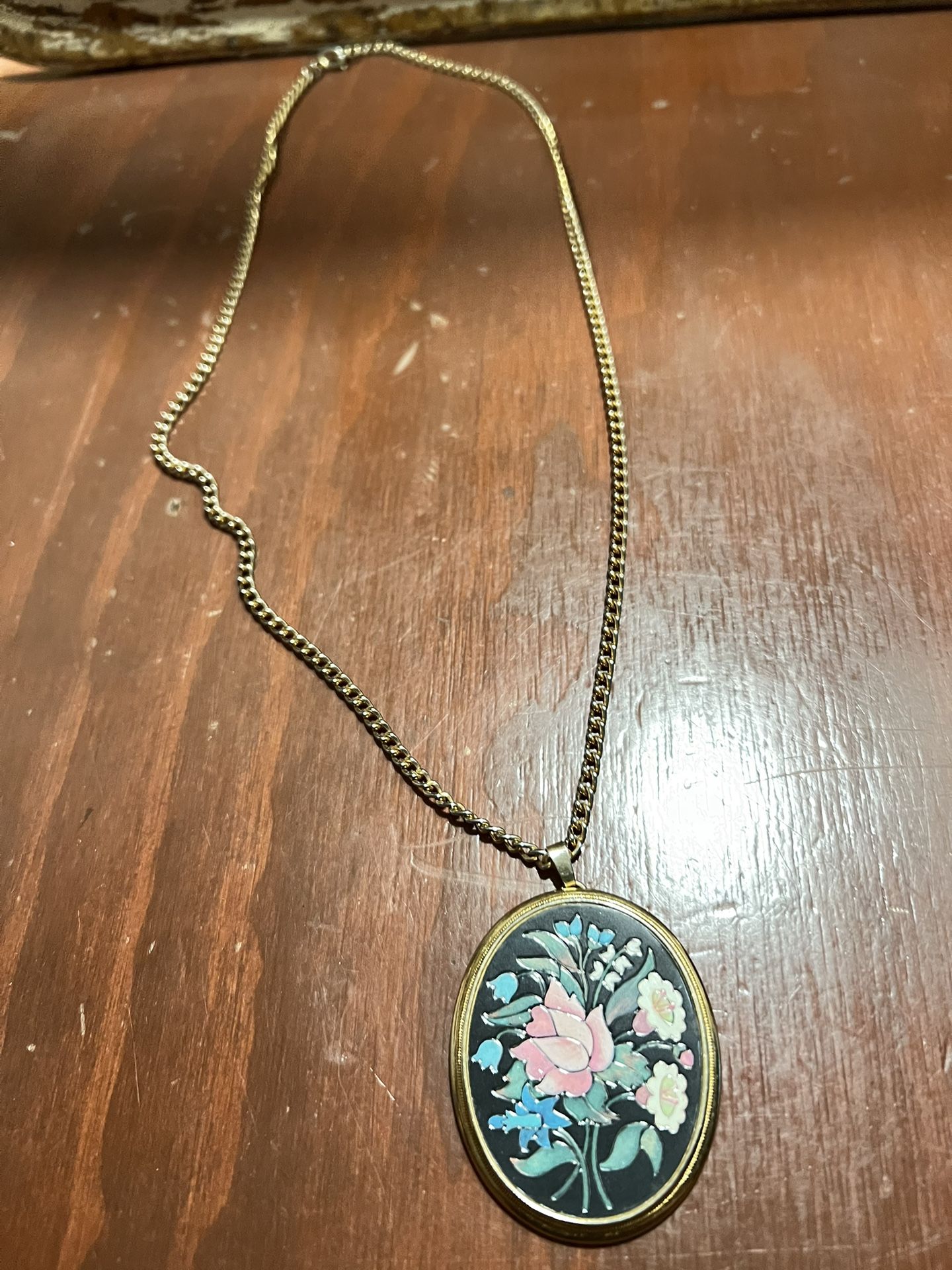 Vintage Avon Floral Cameo Flower Bouquet style Pendant 25” Chain Necklace