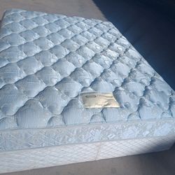 Queen Beautyrest Mattress And Box Spring 