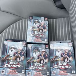 2025 TOPPS CHROME FOOTBALL FACTORY SEALED HANGER BOX 