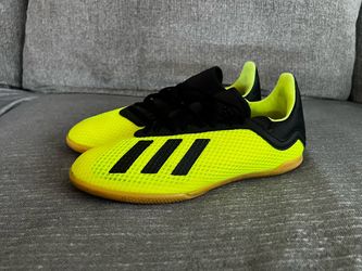 Soccer shoes