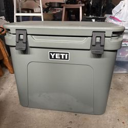 Yeti Roadie Hard Wheeled Cooler 