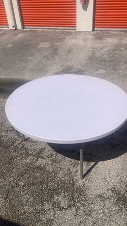 60” round plastic table