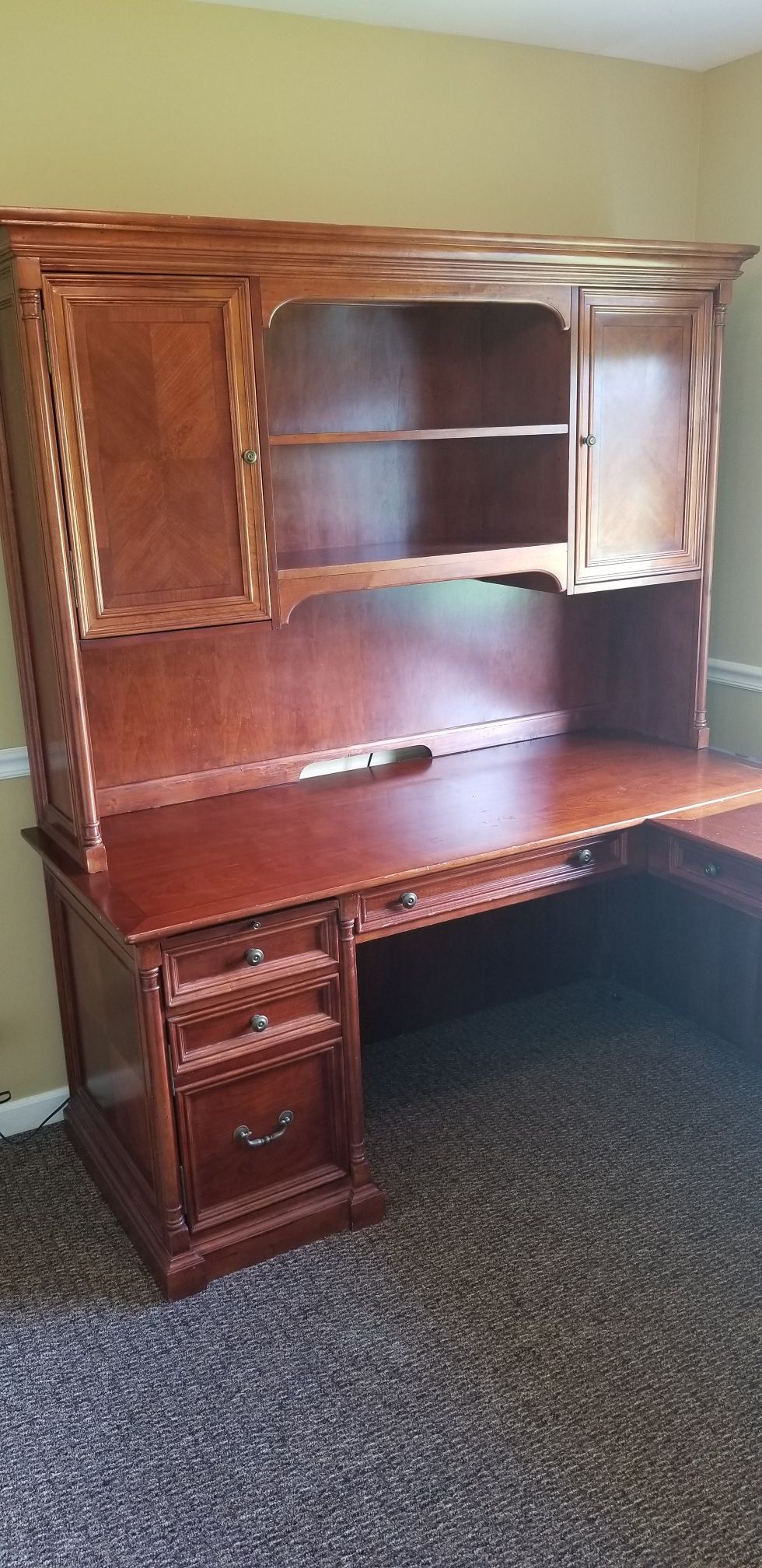 Shenandoah Valley Furniture Flexsteel Hyde Park Executive Desk