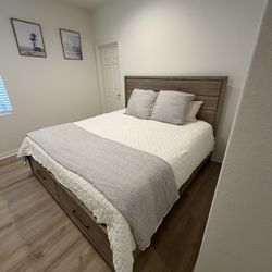 Farmhouse King Sized Bed, drawers, headboard, sheets & comforter included