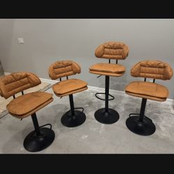 4 Bar Stools Adjustables In Great Condition Like New