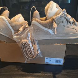 UGG Lowmel - Size 9