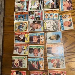 30 VINTAGE 1960 and 70s baseball cards