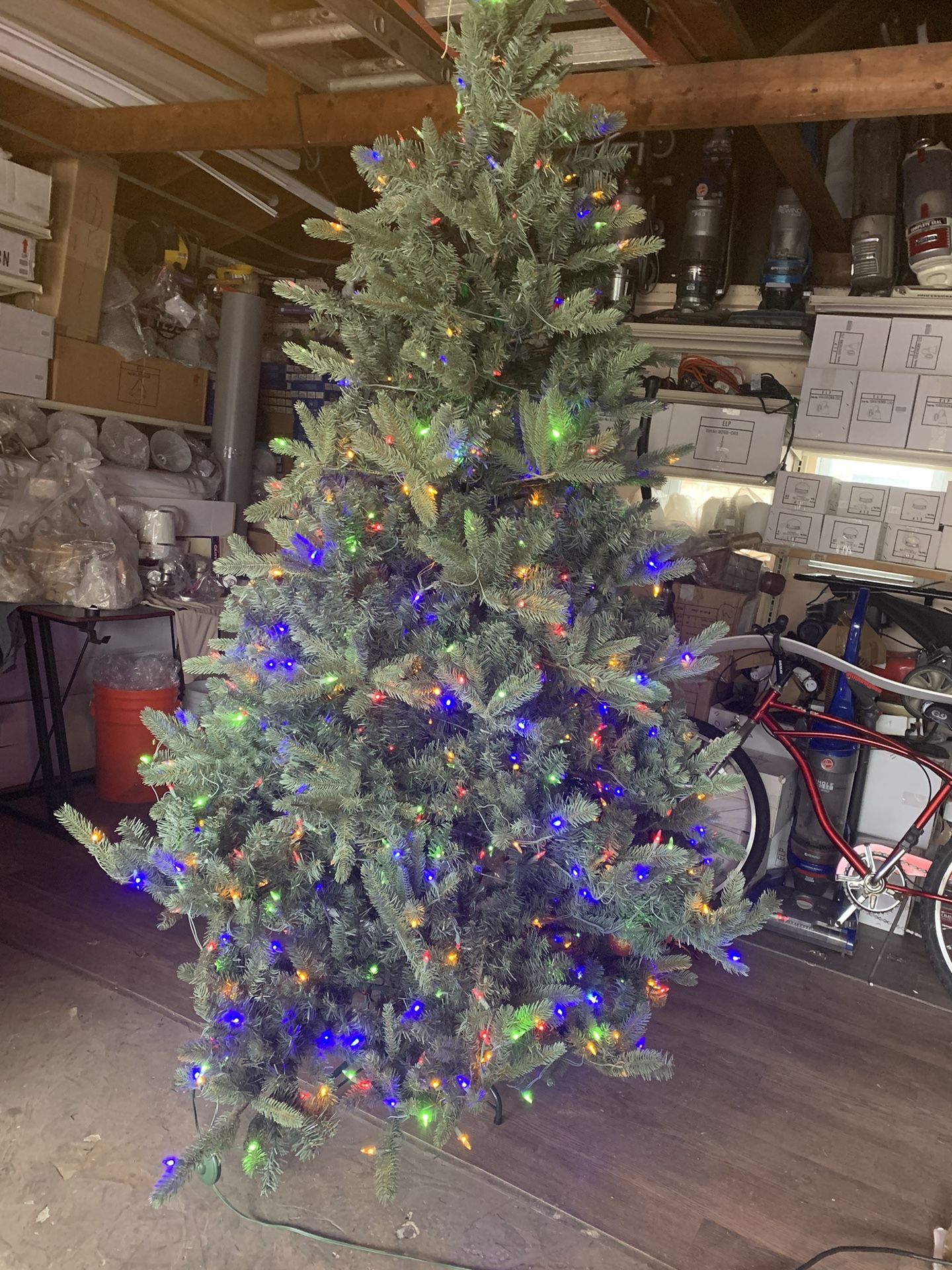 un arbolito De Navidad con luces esta en buen Estado