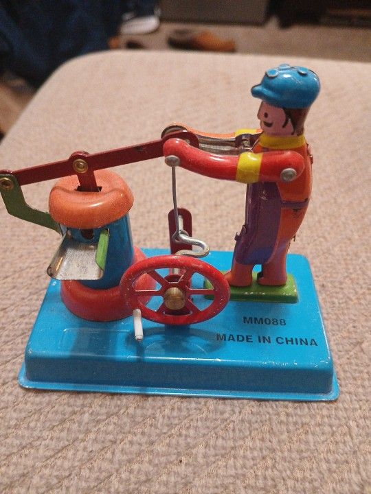 1980S China Tin Litho Windup Man With Water Pump Toy 2.75" Tall In Box Vintage