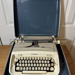 Royal Safari vintage typewriter with case