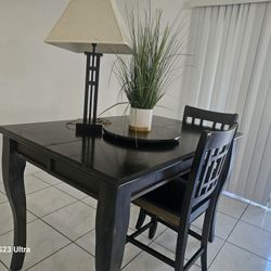 Expandable dining set.