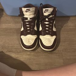 Burgundy High Top Nike Jorden’s