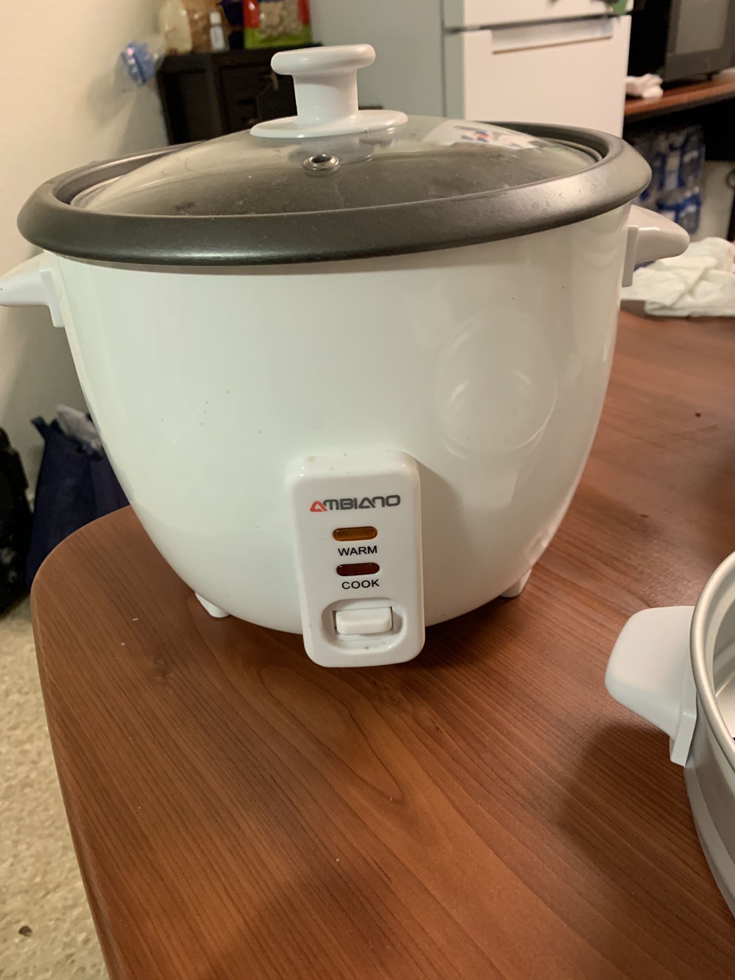 Rice cooker with steam veggie tray