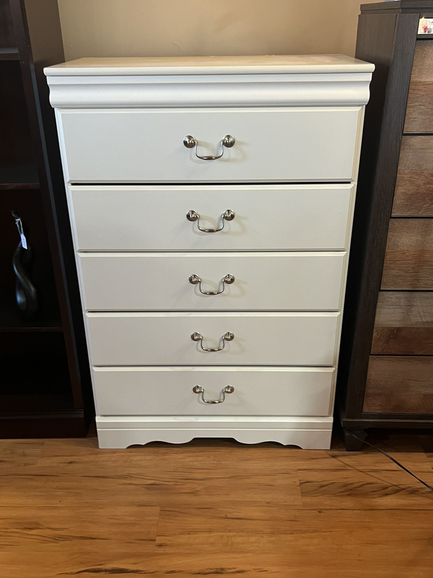 NICE WHITE DRESSER