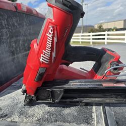 Milwaukee 30° Nail Gun 