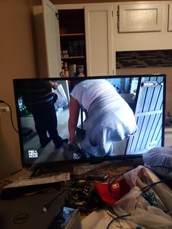 32" FLATSCREEN TV WITH REMOTE..USB,HDMI