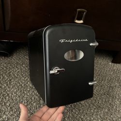 Mini Retro Fridge/cooler