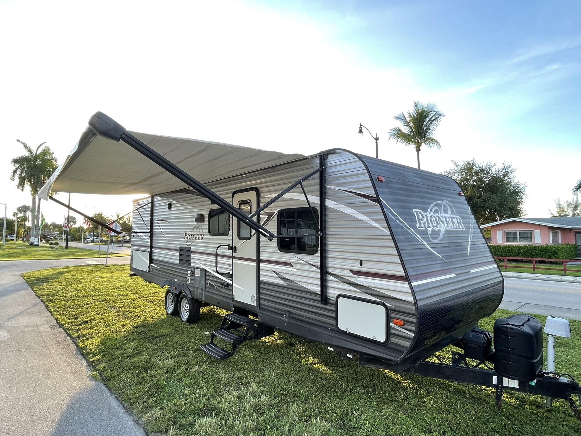 2019’ Pioneer 28FT Travel Trailer! Sleep 10! With Slide Out 