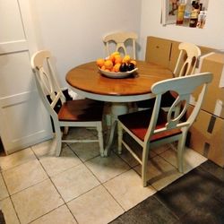 Raymond and Flannigan Round kitchen table with 4 chairs