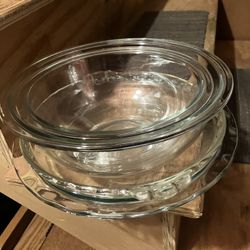 Two Pyrex Mixing Bowls And Two Pyrex Pie Plates 