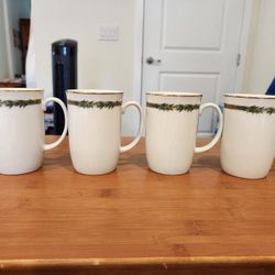 set of 4 Christmas Classic Christmas Mug; illustrated by Roberto Luciancarlo, excellent condition 