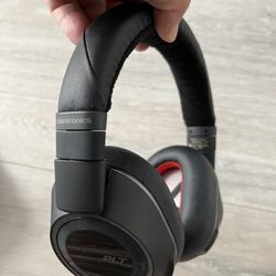 PLT wireless headphones with NFC