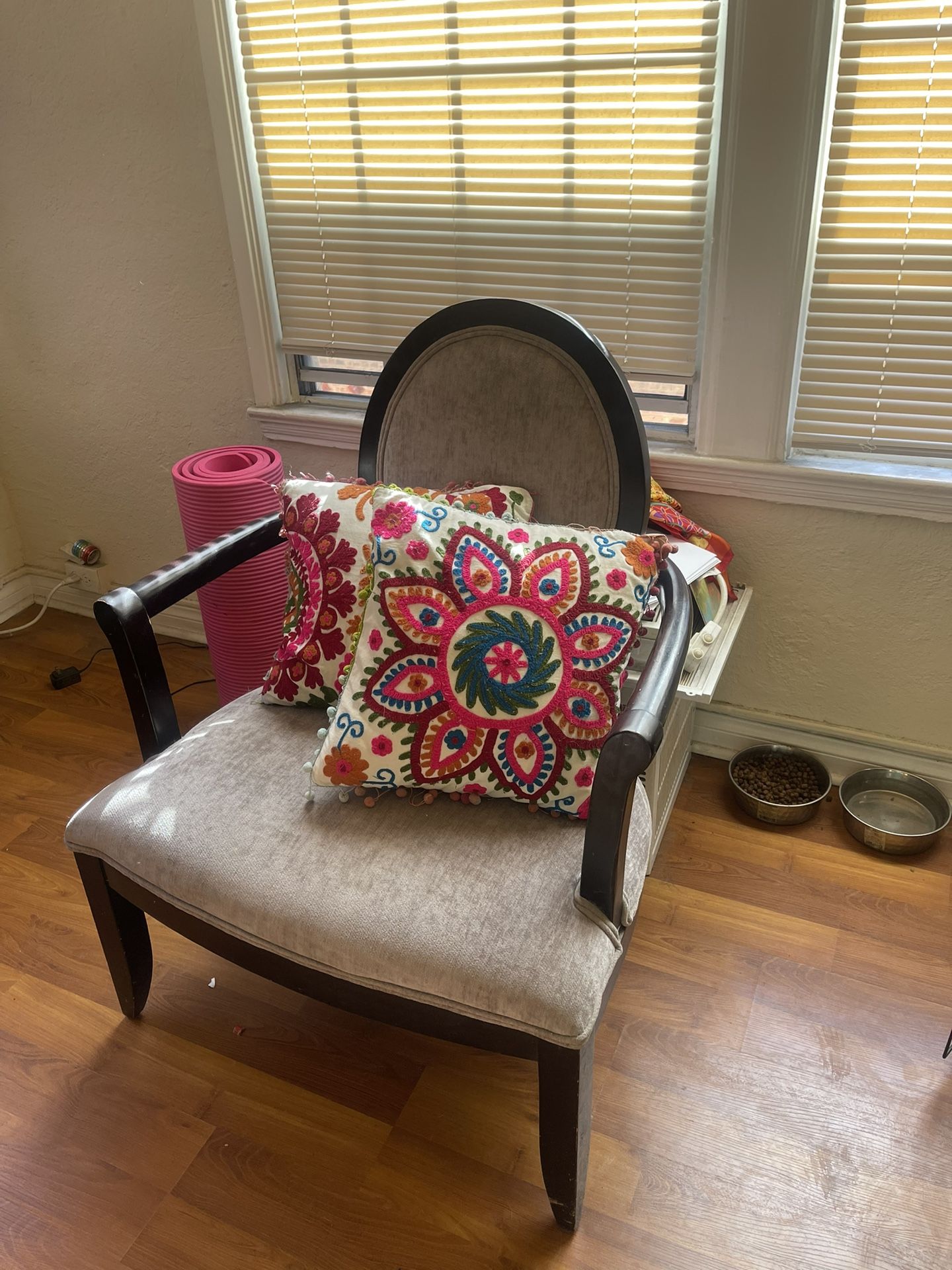 BEAUTIFUL Antique Wooden Chair!!