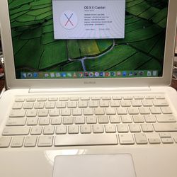 Apple MacBook Polycarbonate 2009 Laptop nice