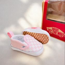 size2 baby pink-checkers vans