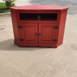 Mueble Rojo Con Puertas/ Red Accent Table