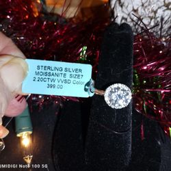 🎄💍Absolutely Gorgeous, Size 7,  2.2 Total Carat Weight, Round, Halo Moissanite Engagement Ring!! 💍😍😘🥰🎄🎁✨