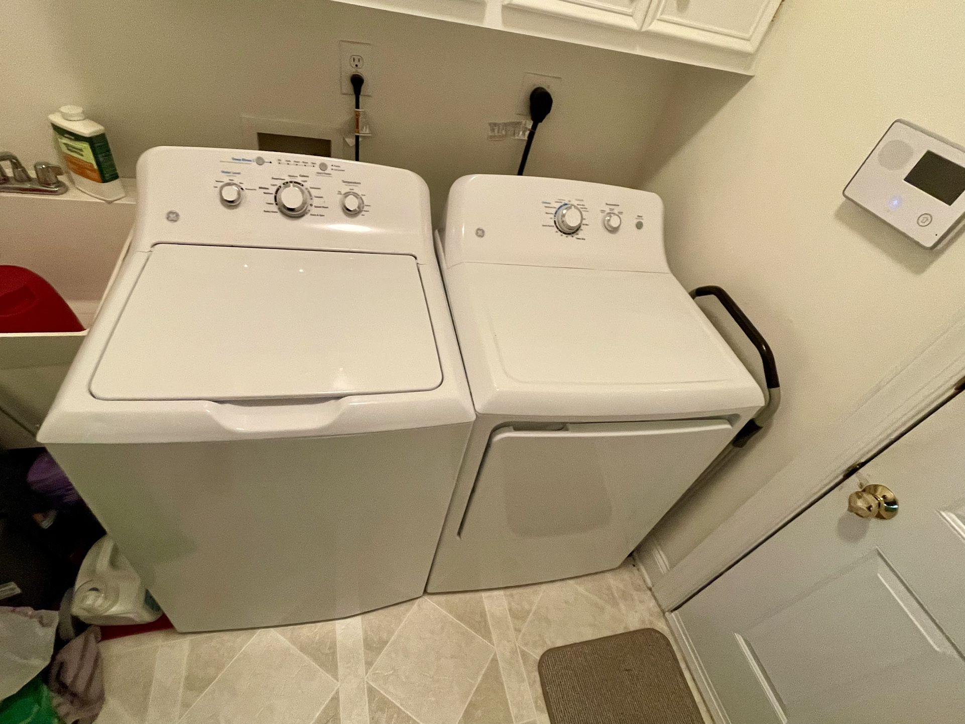 GE Washer & Electric Dryer Set - Excellent Condition, Cleans Clothing Great. Priced To Sell! (Washing Machine : GTW335ASN1WW / Dryer : GTD32EAS0KWW)