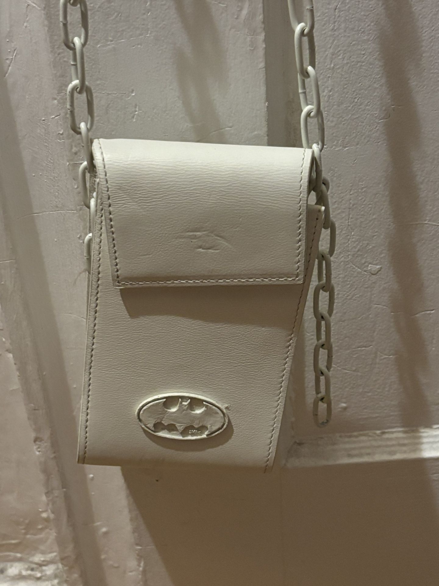 White Chain Bag , adjustable chain white phone bag , sunglasses bag Stylish white leather bag with a chain strap, perfect for any occasion. Features