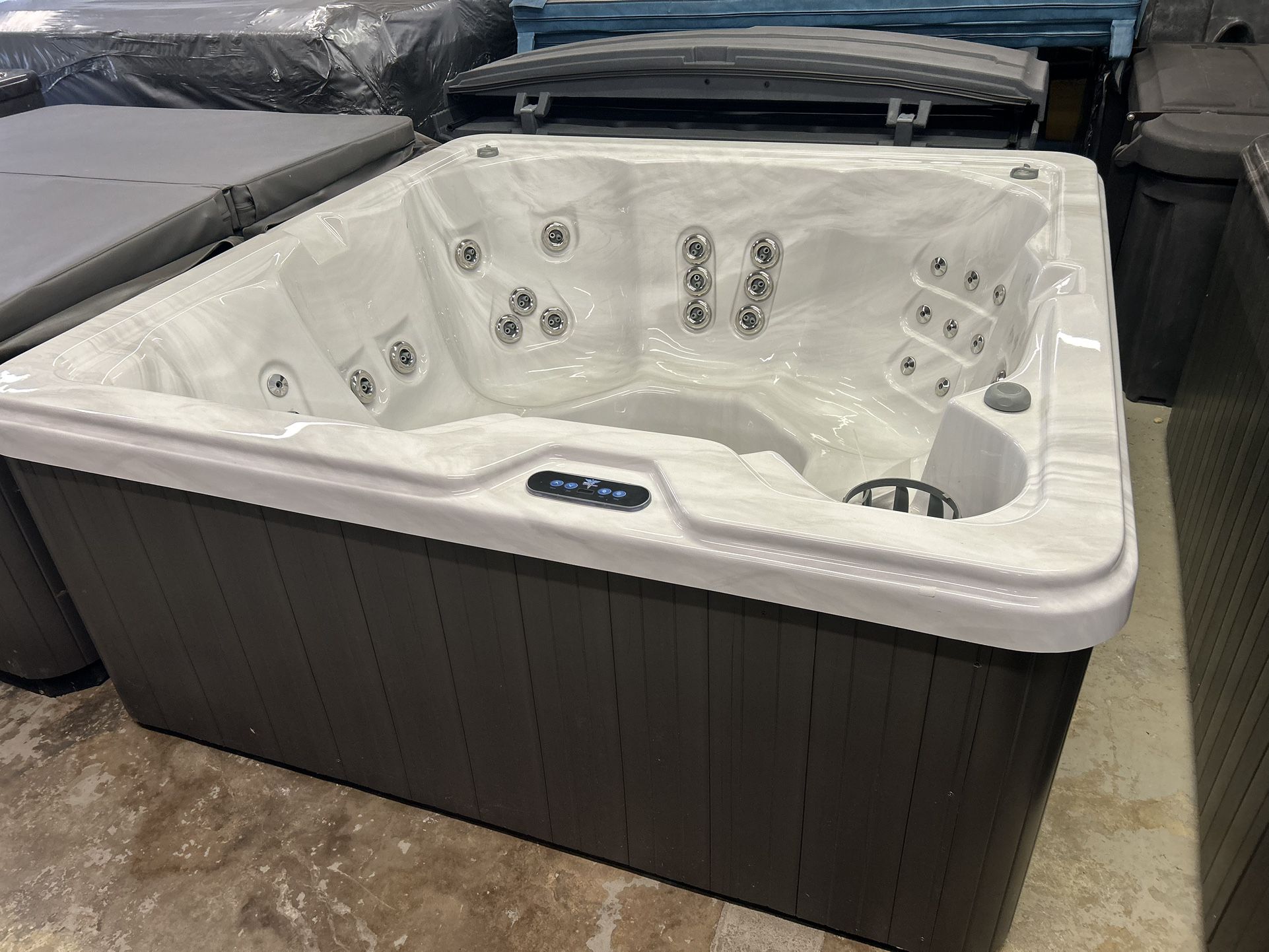 6 PERSON BRAND NEW HOT TUB SPA JACUZZI