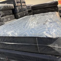 QUEEN SIZE STEARNS & FOSTER ESTATE (SOFT) MATTRESS & BOX SPRING BED SET