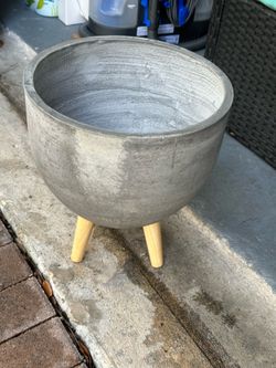 Contemporary clay with legs indoor planter 12.5d 14h