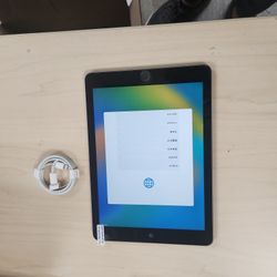 IPAD 5TH GEN 128GB  WIFI.   LIKE NEW