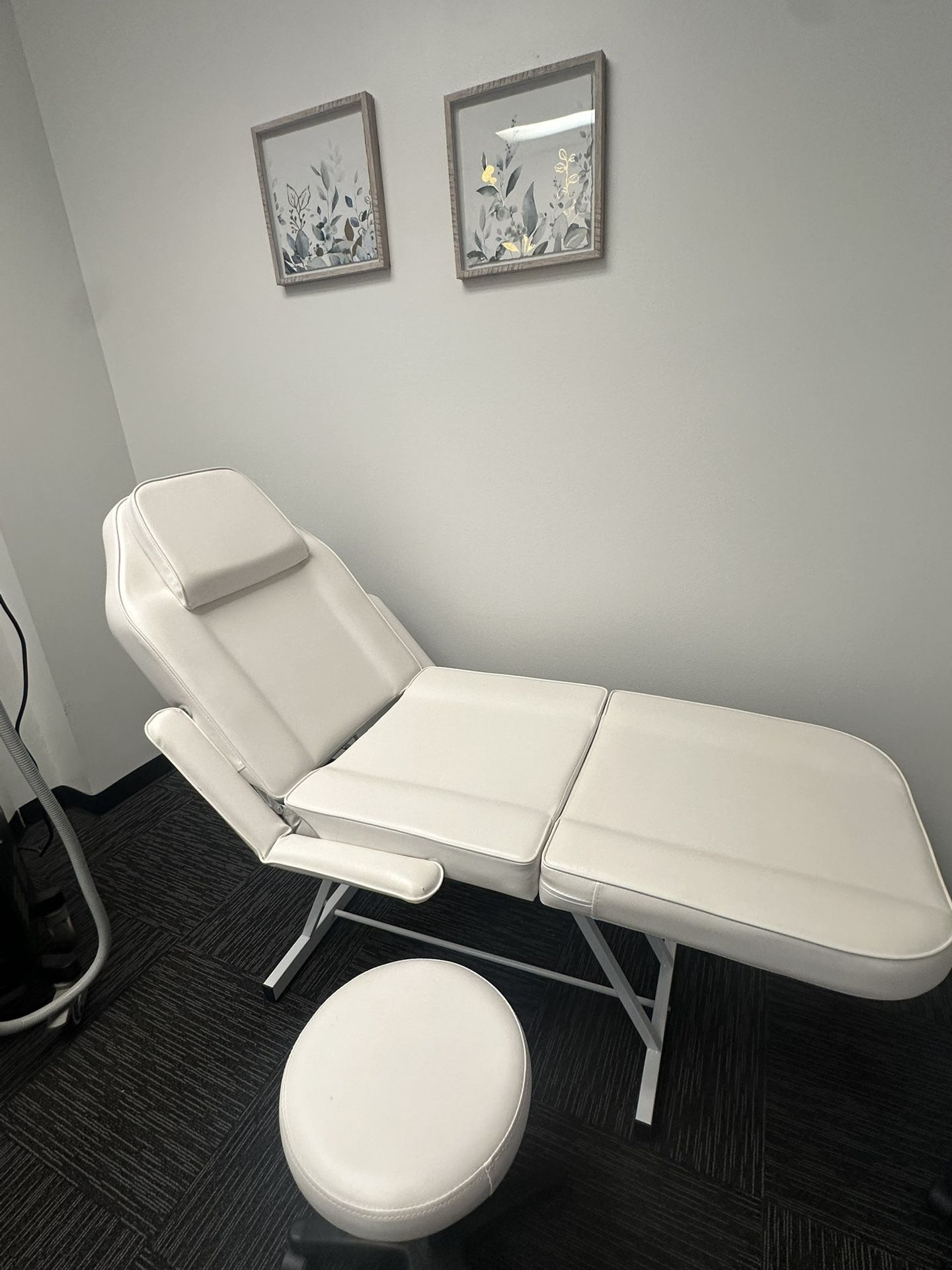 Artist hand Tattoo Chair for Client with Trays Facial Lash Bed for Eyelash Extensions Massage Bed Massage Table Salon Chair (White)