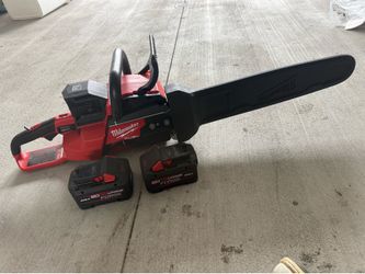 Milwaukee chainsaw. Dual battery… 20” also throwing in two brand new batteries FORGE .. 8-0.. BRAND New..